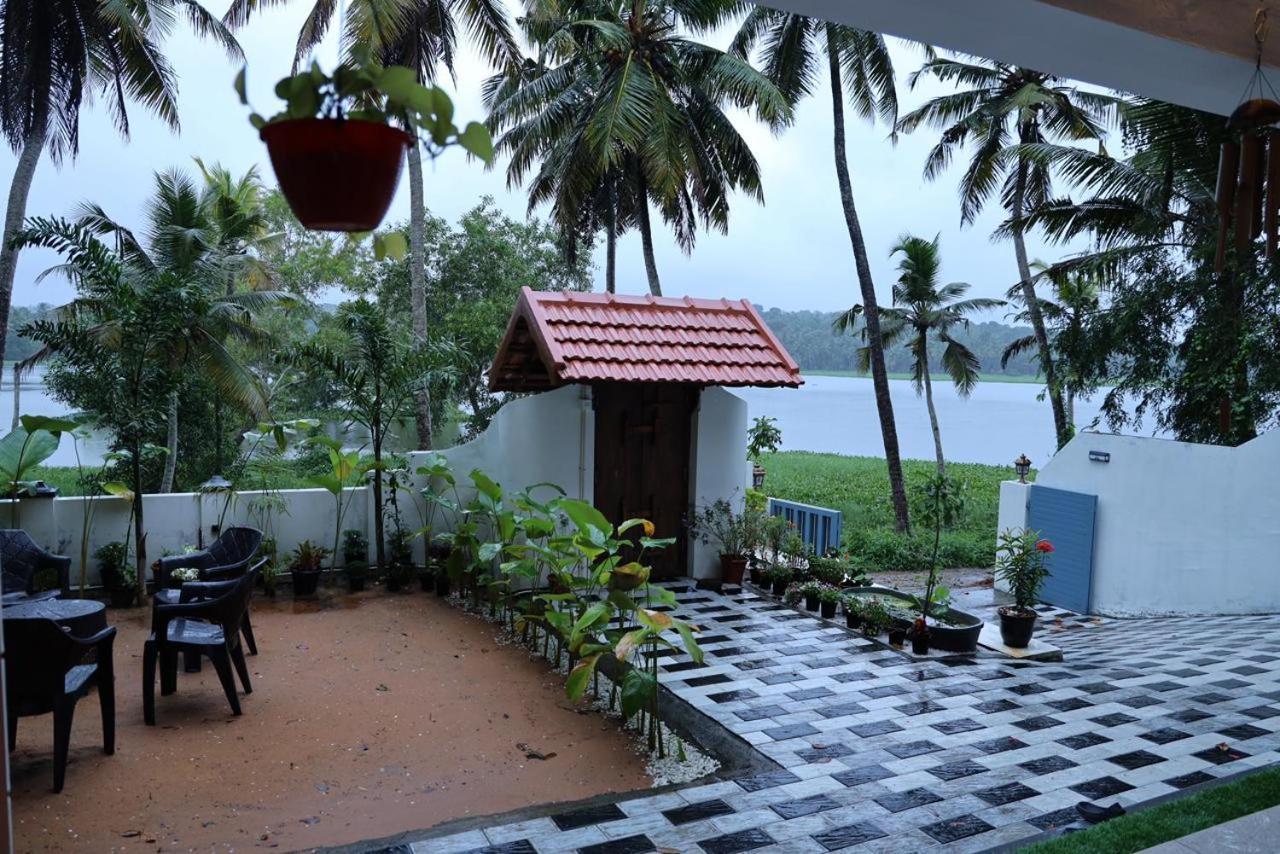 Kovalam Lake View Villa Vellayani エクステリア 写真